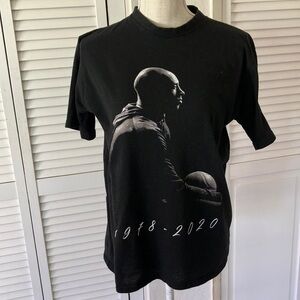 Black Kobe Short Sleeve Tee with Minimalist Silhouette size M‎